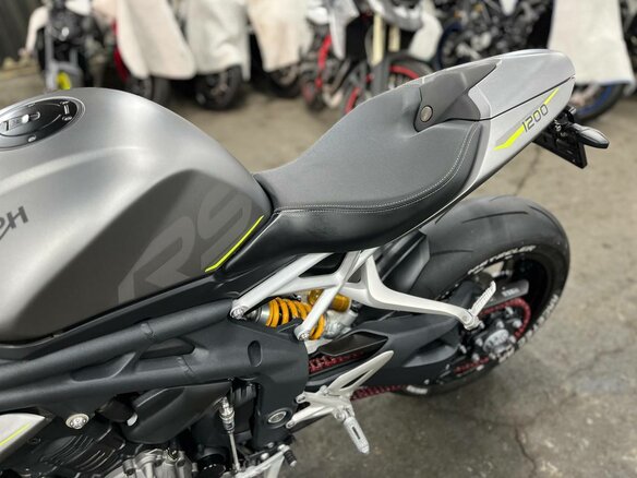 2021 Triumph Speed Triple, серый, 1520000 рублей - вид 12