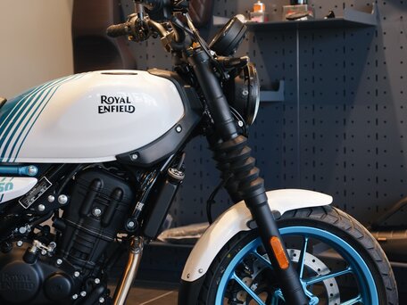 2026 Royal Enfield Guerrilla 450, синий, 559000 рублей, вид 3