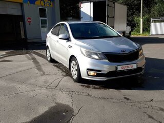 2015 Kia Rio III Рестайлинг, серебристый, 832000 рублей, вид 3
