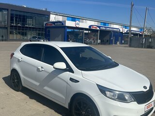 2016 Kia Rio III Рестайлинг, белый, 1150000 рублей, вид 2