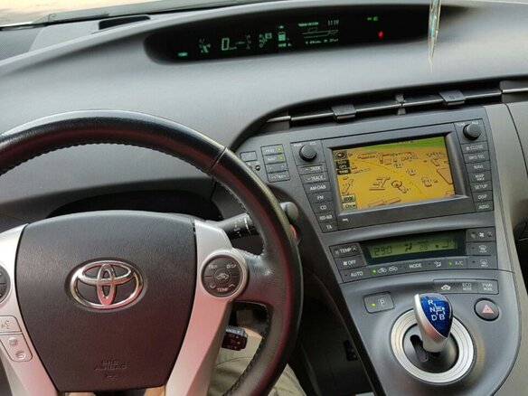 2010 Toyota Prius III (XW30), серебристый - вид 12