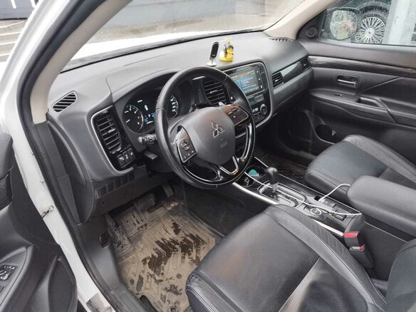 2018 Mitsubishi Outlander III Рестайлинг 2, белый, 1850000 рублей - вид 6