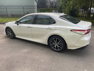 2021 Toyota Camry VIII (XV70) Рестайлинг, белый, 4500000 рублей, вид 4