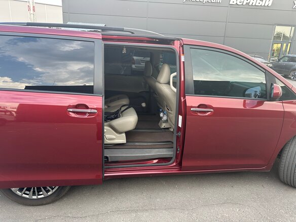 2016 Toyota Sienna III Рестайлинг, красный, 2195000 рублей - вид 13