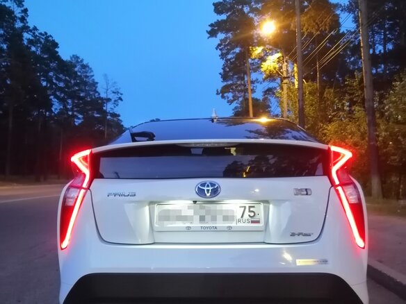 2016 Toyota Prius IV (XW50), белый, 1750000 рублей - вид 5