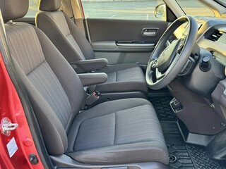 2018 Honda Freed II, красный, 1455000 рублей, вид 4