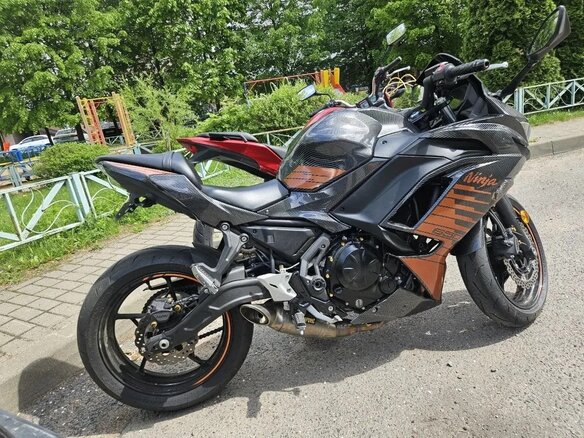 2025 Kawasaki Ninja 650, чёрный, 900000 рублей - вид 2