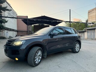 2010 Volkswagen Touareg II, серый, 2450000 рублей, вид 3