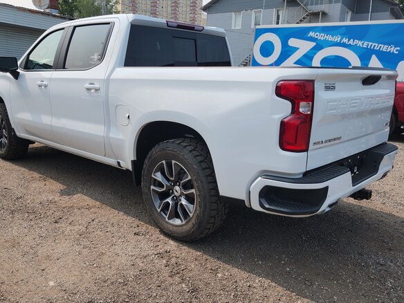 2022 Chevrolet Silverado Crew Cab IV (T1XX) Рестайлинг, белый, 5610000 рублей - вид 4