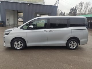 2015 Toyota Voxy III (R80), серебристый, 2000000 рублей, вид 4