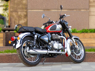 2025 Royal Enfield Classic 350, красный, 517000 рублей, вид 4