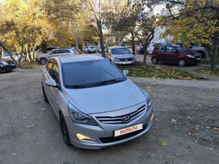 2015 Hyundai Solaris I Рестайлинг, серебристый, 800000 рублей, вид 2