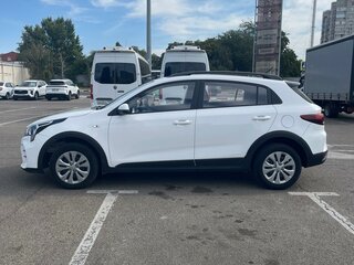 2021 Kia Rio X IV Рестайлинг, белый, 1450000 рублей, вид 3