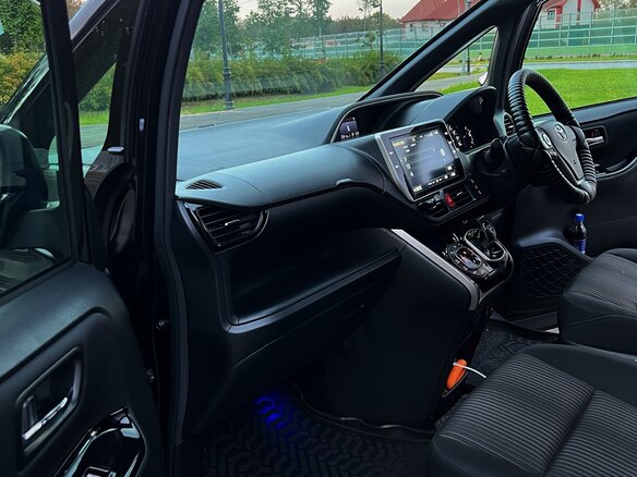 2018 Toyota Voxy III (R80) Рестайлинг, чёрный, 2080000 рублей - вид 18