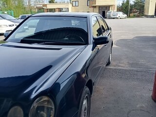 1999 Mercedes-Benz E-Класс 240 II (W210, S210) Рестайлинг, чёрный, 550000 рублей, вид 1