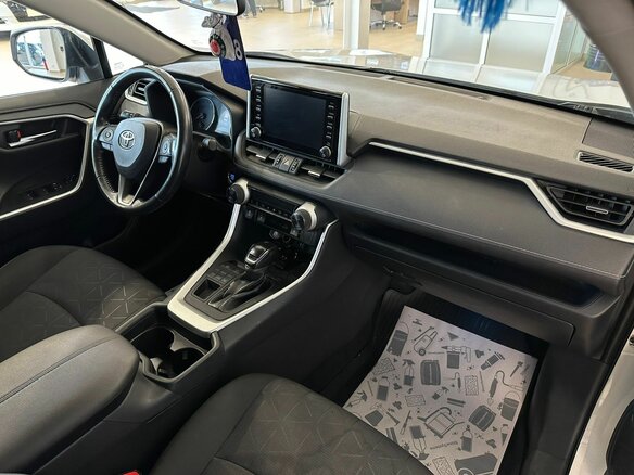 2019 Toyota RAV4 V (XA50), белый, 3100000 рублей - вид 12
