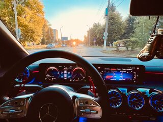 2022 Mercedes-Benz CLA 200 II (C118, X118), чёрный, 3900000 рублей, вид 2