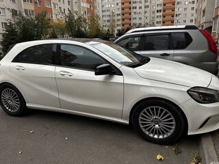 2017 Mercedes-Benz A-Класс 180 III (W176) Рестайлинг, белый, 1850000 рублей, вид 3