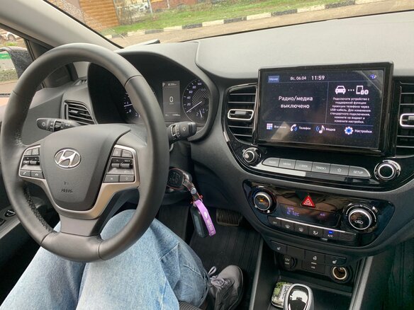 2022 Hyundai Solaris II Рестайлинг, чёрный, 2100000 рублей - вид 4