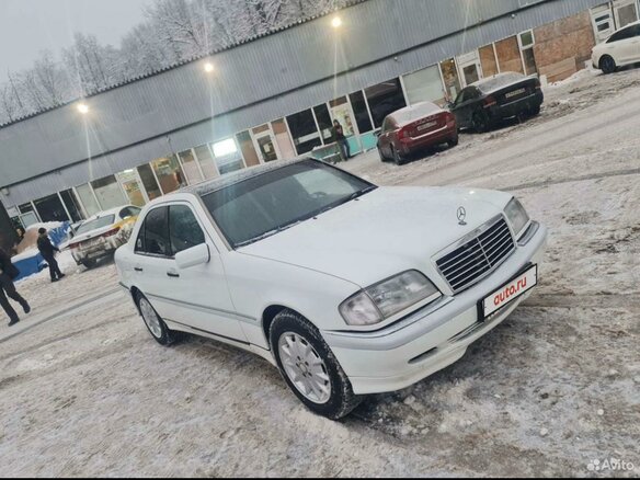 1999 Mercedes-Benz C-Класс 230 I (W202) Рестайлинг, белый, 500000 рублей - вид 3