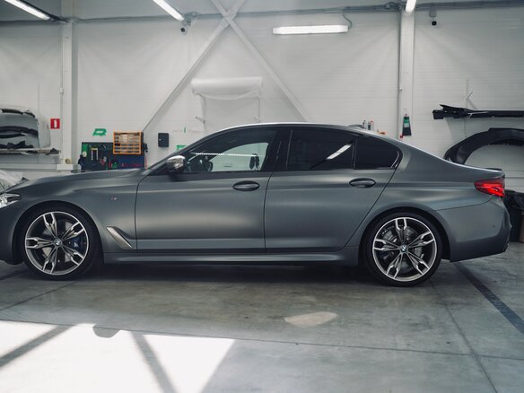 2019 BMW 5 серии M550i xDrive VII (G30/G31/G38), чёрный, 5990000 рублей - вид 4