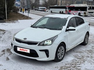 2018 Kia Rio IV, белый, 900000 рублей, вид 1