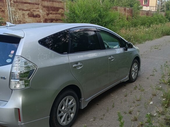 2011 Toyota Prius Alpha I (ZVW40/41), серебристый, 1380000 рублей - вид 3