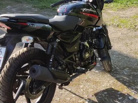 2021 Bajaj Pulsar 180, чёрный, 140000 рублей, вид 2