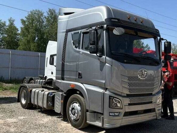 2024 FAW JH6, серебристый