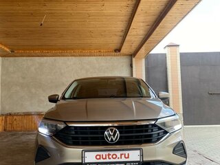 2020 Volkswagen Polo VI, бежевый, 1550000 рублей, вид 2
