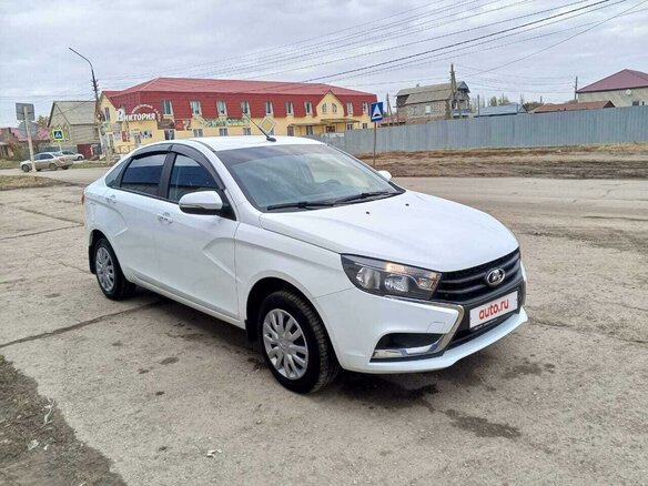 2021 Lada (ВАЗ) Vesta I, белый, 900000 рублей - вид 1