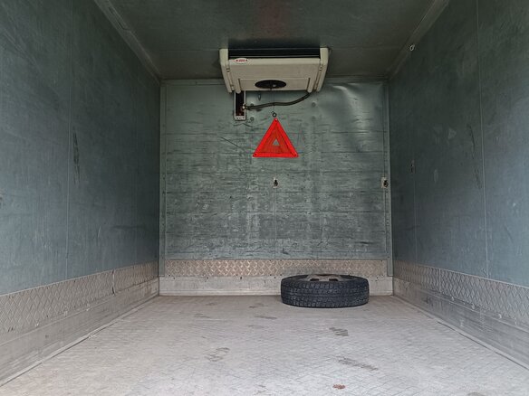 2011 Iveco Daily, красный, 1100000 рублей - вид 12