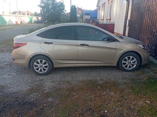 2013 Hyundai Solaris I, бежевый, 710000 рублей, вид 2