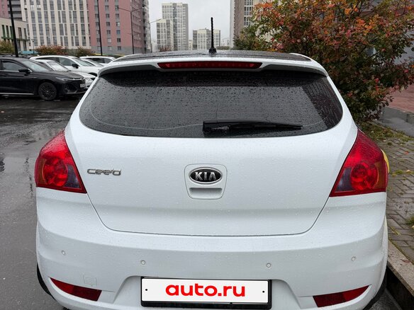 2011 Kia Ceed I Рестайлинг, белый, 650000 рублей - вид 2