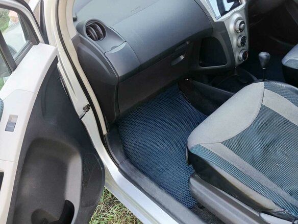 2005 Toyota Vitz II (XP90), серебристый, 400000 рублей - вид 4