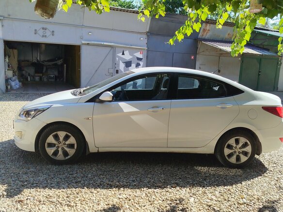 2015 Hyundai Solaris I Рестайлинг, белый, 999000 рублей - вид 5