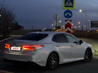 2021 Toyota Camry VIII (XV70) Рестайлинг, белый, 3700000 рублей, вид 4