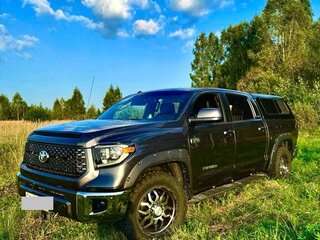 2016 Toyota Tundra CrewMax II Рестайлинг, серебристый, 4000000 рублей, вид 1