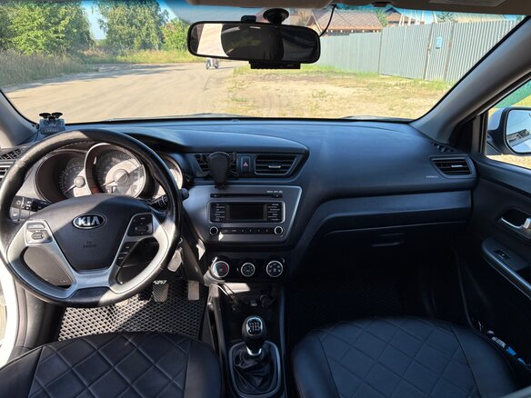 2015 Kia Rio III Рестайлинг, белый - вид 13