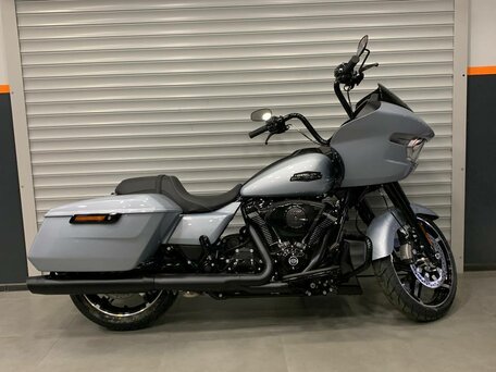2024 Harley-Davidson Road Glide, серебристый, 3200000 рублей, вид 2