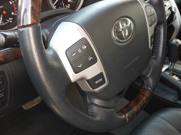 2013 Toyota Land Cruiser 200 Series Рестайлинг 1, серый - вид 2