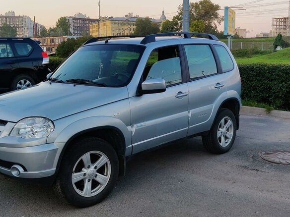 2015 Chevrolet Niva I Рестайлинг, серый, 795000 рублей - вид 2