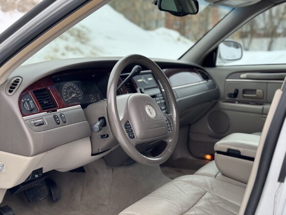 2004 Lincoln Town Car III Рестайлинг, серебристый, 2800000 рублей - вид 6