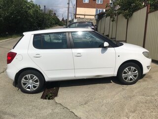 2013 Skoda Fabia II Рестайлинг, белый, 720000 рублей, вид 2
