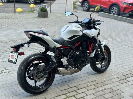 2021 Kawasaki Z 650, белый, 720000 рублей, вид 4