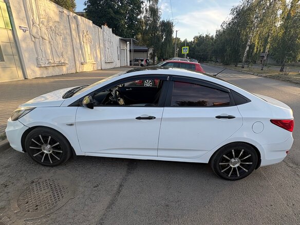 2012 Hyundai Solaris I, белый, 430000 рублей - вид 1