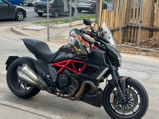 2011 Ducati Diavel Carbon, красный, 800000 рублей, вид 4