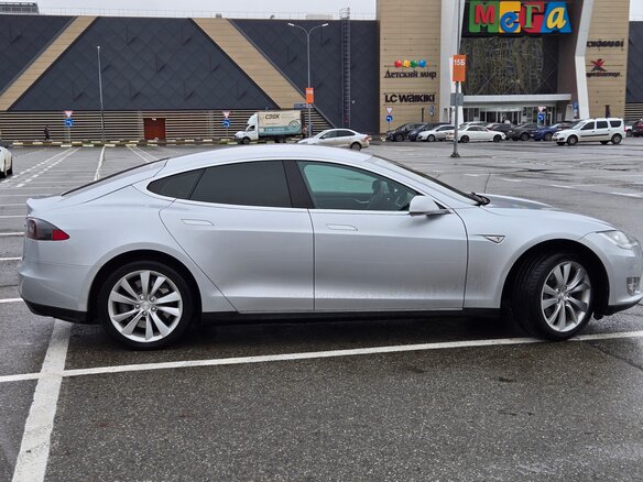 2014 Tesla Model S S85 I, серебристый, 2200000 рублей - вид 3