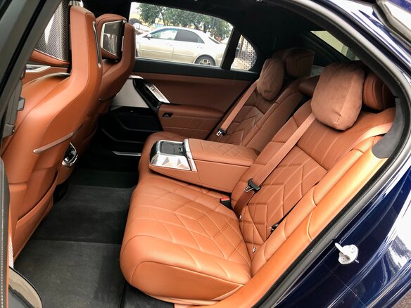 2022 BMW i7 xDrive60 I (G70), синий, 14900000 рублей - вид 17