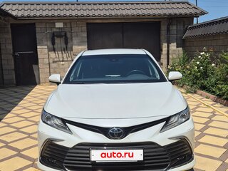 2021 Toyota Camry VIII (XV70) Рестайлинг, белый, 3365000 рублей, вид 3